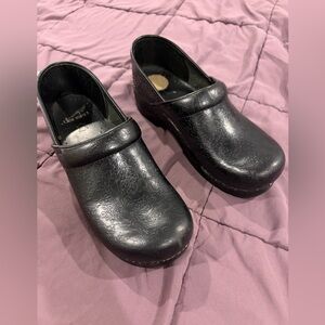 Dansko Black Embossed Size 40 Clog Leather